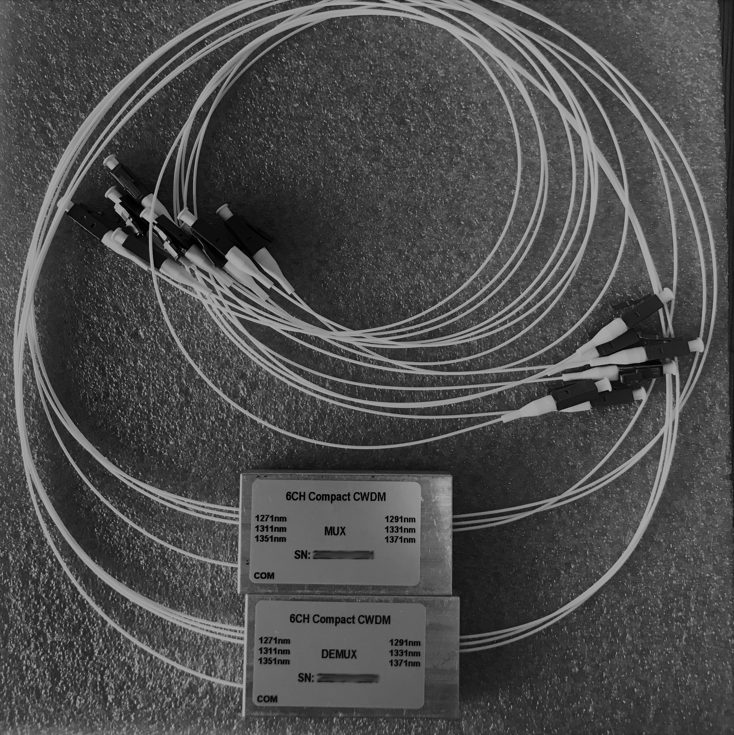 4通道(dào)1271-1331nm或ITU，典型插損0.8dB，自由空間二維平面(miàn)結構，雙側出纖, 光路無膠，工業溫度運行的CCWDM粗波分複用&解複用器件